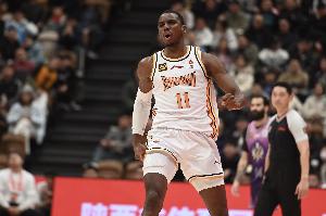 开云体育-冲击力十足！迪亚洛上半场8中4得11分3板2断 罚球5中3