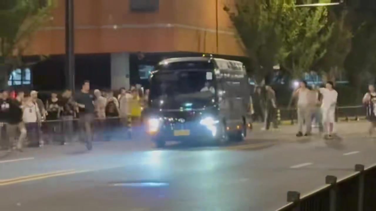 开云官方-🙏追星需谨慎！詹蜜为了拍摄老詹 不惜从行驶中的车辆前跑过