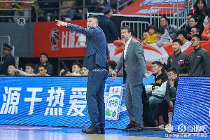 孔德昕：广东12人轮换&amp;把张明池放进轮换 有大家亮相谢幕的死感