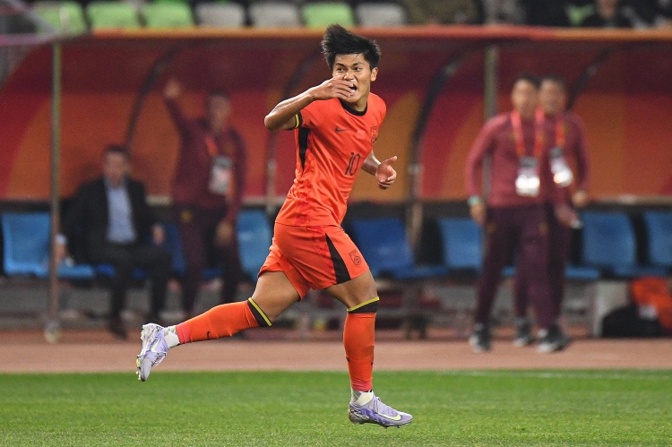 开云官方-蒯纪闻谈对阵澳大利亚：稳固防守为先，再谋进攻策略